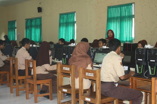 DI RUANG KELAS:Sejumlah peserta didik program kejar paket C di SKB Purwokerto sedang beraktivitas di ruang kelas.(SM/Budi Setyawan)