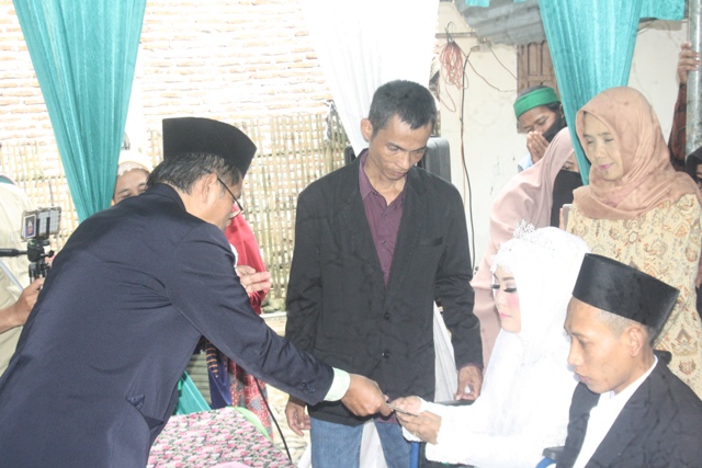 AKAD NIKAH:Salah satu prosesi akad nikah yang berlangsung di rumah salah satu warga di Kabupaten Banyumas.(SM/Budi Setyawan)