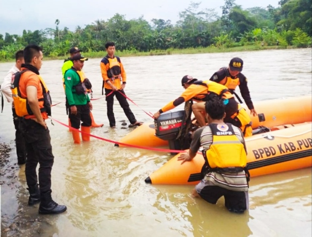 4chanyut-h82-pbg SM/Ryan Rachman
PENCARIAN KORBAN : Tim SAR gabungan mencari korban hanyut di Sungai Serayu, Rabu (4/4).
