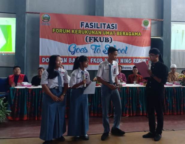 BERINTERAKSI: Generasi muda FKUB Banyumas, Dimas Indianto yang juga moderator kegiatan Dopokan Bareng FKUB Goes to School saat berinteraksi dengan siswa SMA 1 Ajibarang, Selasa (3/3).
