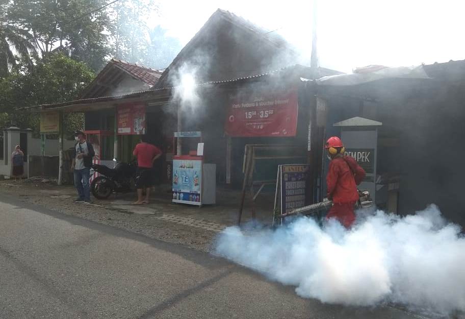 PENGASAPAN: Petugas dari Dinas Kesehatan Kabupaten Banyumas melakukan pengasapan di lingkungan Desa Pasiraman Kidul, Kecamatan Pekuncen, Sabtu (7/3).