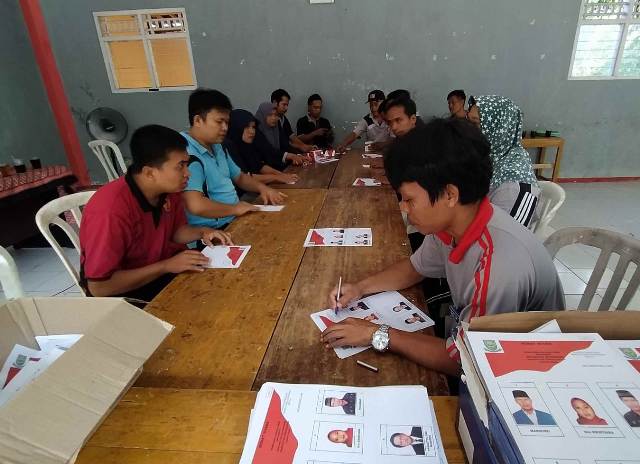 PELIPATAN SURAT SUARA: Panitia Pilkades Desa Banjaran, Kecamatan Bojongsari melipat surat suara di balai desa setempat, kemarin.(SM/Ryan Rachman)
