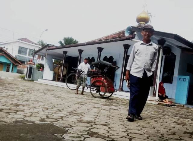 HADIRI PELUNCURAN BUKU: Sastrawan Ahmad Tohari, usai turun dari becak menuju tempat peluncuran buku Sastra Pinggiran di Balai Desa Tinggarjaya, Kecamatan Jatilawang, Sabtu (7/3).(SM/Susanto)