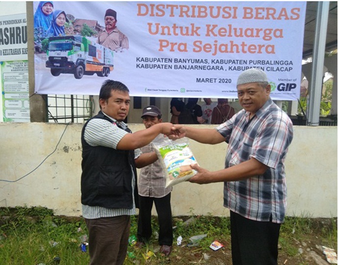 MENYERAHKAN BERAS : Perwakilan dari ACT menyerahkan beras secara simbolis kepada pengurus RT di Kelurahan Karangklesem, Purwokerto Selatan. (SM/dok)