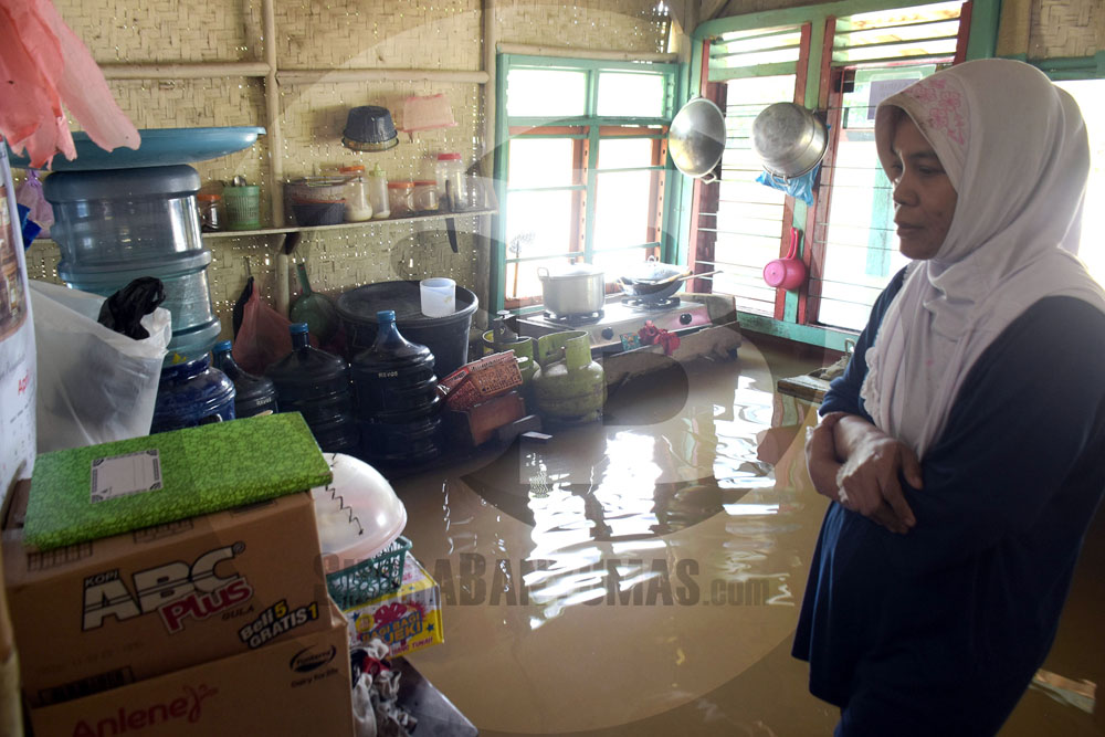 BANJIR SERAYU : Banjir dari Sungai Serayu menggenangi kediaman Andar di Desa Banjarparakan, Rawalo, Kamis (5/3). Debit air sungai Serayu meningkat akibat hujan yang turun terus menerus.(SM/Dian Aprilianingrum-60)