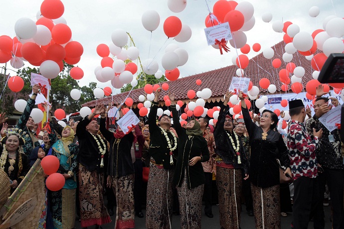 LEPAS BALON: Bupati Banyumas, Achmad Husein, bersama Forkompimda dan 143 pasangan pengantin melepas balon ke udara usai pelaksanaan sidang isbat di halaman Pendapa Si Panji Purwokerto, Jumat (28/2). (SM/Dian Aprilianingrum)