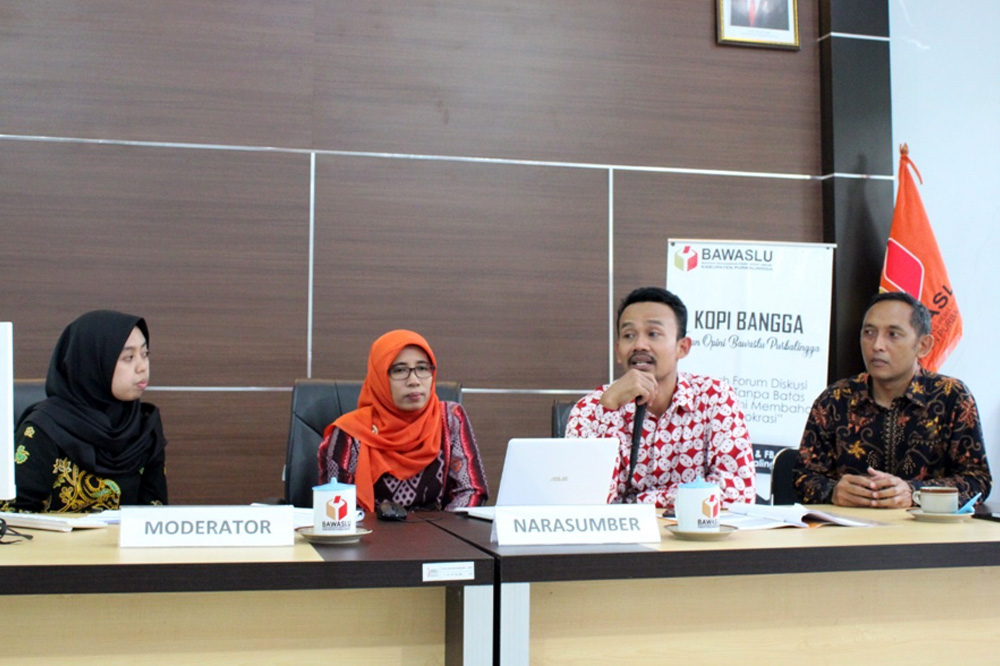 Anggota Bawaslu Provinsi Jawa Tengah Kordiv Humas dan Hubal, M Rofiuddin (tengah) melakukan supervisi ke Bawaslu Purbalingga terkait perpanjangan masa pendaftaran PPD/K Pilkada Purbalingga, pekan lalu, (SM/dok)