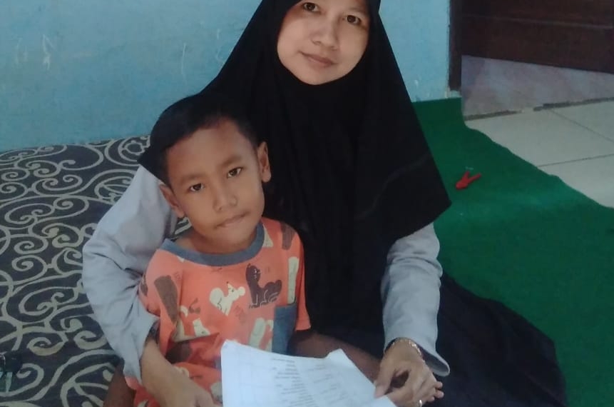KUNJUNGI SISWA: Guru MI Maarif NU 1 Kranggan, Kecamatan Pekuncen kunjungi siswanya yang sedang belajar di rumah di saat pandemi korona mendera.(SM/dok)