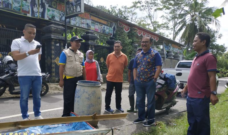 CEK LOKASI: Dinas PUPR Cilacap bersama pihak terkait mengecek lokasi jalan kabupaten yang ambles di Desa/Kecamatan Karangpucung, Jumat (6/3). (SM/Dok)