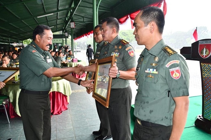 SERAHKAN PENGHARGAAN : Pangdam IV/Diponegoro Mayjen TNI
Mochamad Effendi SE MM menyerahkan piagam penghargaan satker
kepada Komandan Korem 071/Wijayakusuma Kolonel Kav Dani
Wardhana, SSos MM MHan. (20) (SM/dok)