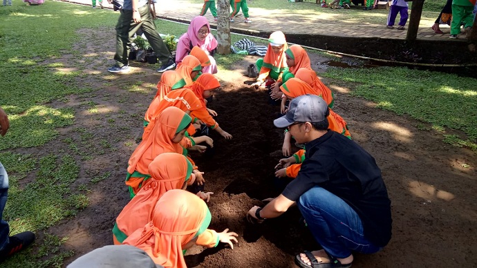 PRAKTIK MENANAM : Siswa TK dan SD Darul Qur’an Al Karim Karangtengah, Baturraden praktik menanam tanaman sayuran dan obat di lingkungan sekolah. (SM/dok)