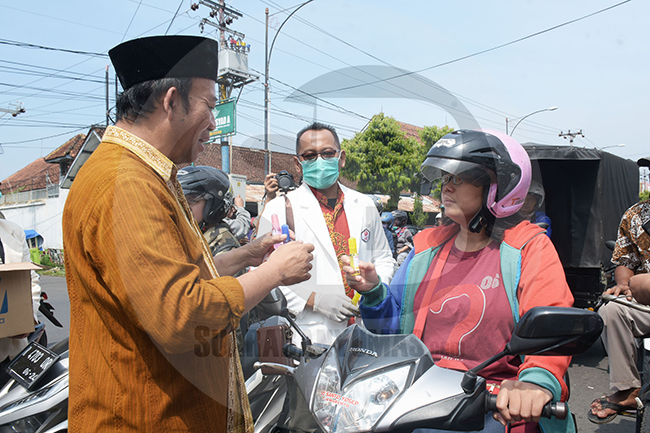 BAGIKAN HAND SANITIZER : Bupati Banyumas Achmad Husein dan
Ikatan Apoteker Indonesia (IAI) Cabang Banyumas membagikan botol
penyanitasi tangan (hand sanitizer), kepada pengendara yang melintas
di Jalan Jendral Soedirman Purwokerto, Kamis (19/3).(60) (SM/Dian Aprilianingrum)
