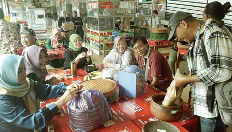 BERTEMU ANGGOTA FPB : Anggota DPR dari Fraksi PKB asal Banyumas, Siti Mukaromah bertemu dengan sejumlah anggota Forum Peduli Banyumas (FPB), di Pasar Manis Purwokerto, Minggu (8/3) sore.(SM/dok)