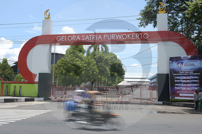 GOR DITUTUP : Pintu gerbang kompleks GOR Satria Purwokerto ditutup, aktivitas olahraga di tempat itu dihentikan sementara. (SM/Dian Aprilianingrum-52)