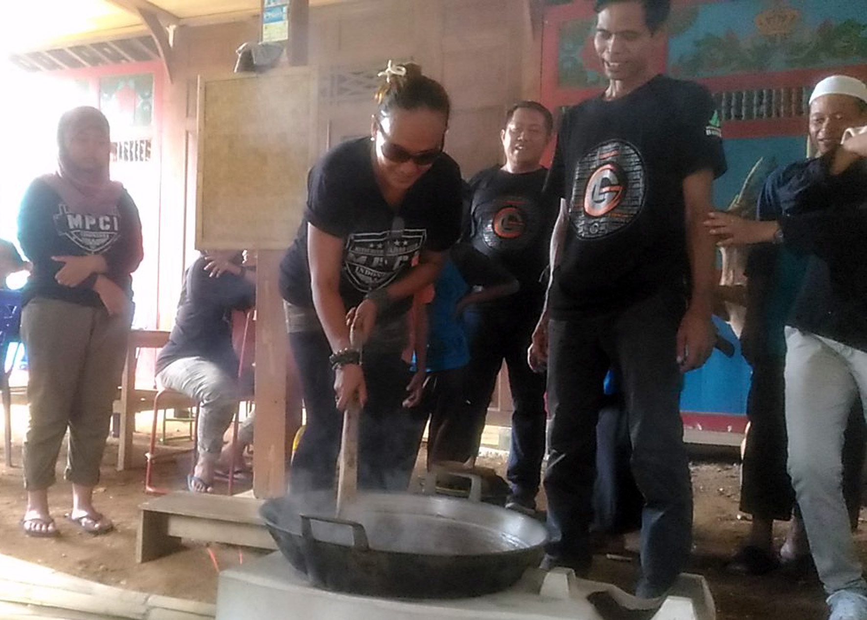 MEMBUAT GULA:
Pengunjung belajar membuat gula Jawa yang merupakan salah satu paket wisata edukasi di Padepokan Gunung Laos, Desa Kaliwangi, Kecamatan Purwojati, Banyumas, Sabtu (14/3).  (SM/Nugroho P-60)