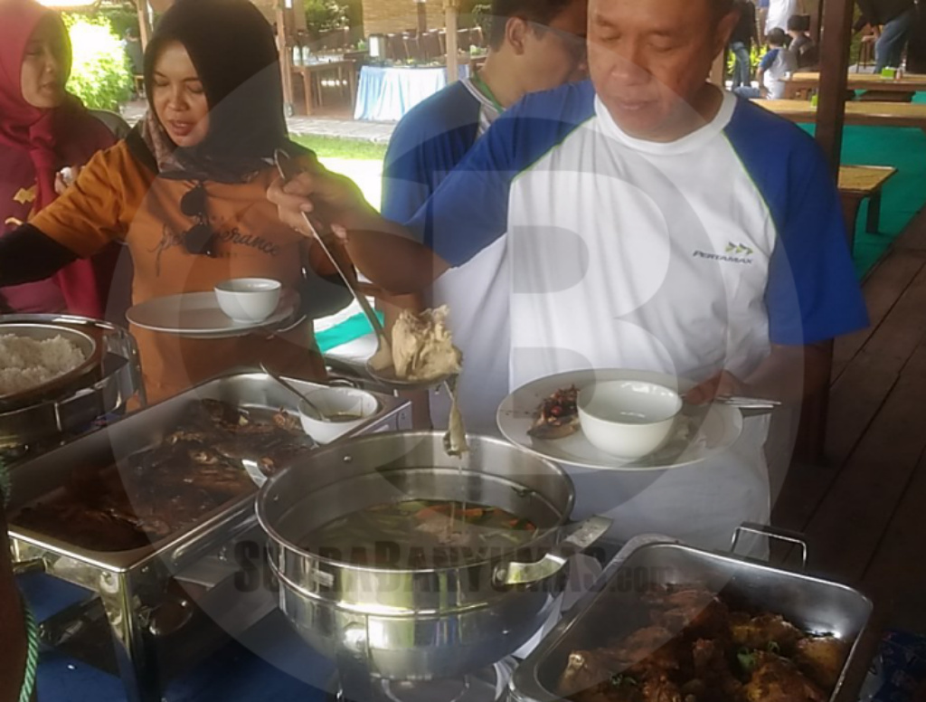 MENYENDOK SUP: Wakil Bupati Banyumas, Sadewo Tri Lastiono menyendok sup Ikan
Dewa di Resto Ikan Dewa, Desa Karangtengah, Kecamatan Cilongok, Banyumas, akhir pekan lalu.(SM/Nugroho PS-60)