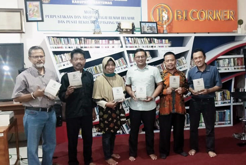 FOTO BERSAMA:
Penulis buku Jalitheng Nasirin L Sukarta (dua dari kiri) berfoto bersama pengelola Dinas Arsip dan Perpustakaan Daerah Banyumas, penerbit SIP Publishing serta pembicara pada peluncuran buku tersebut di kantor Dinarperpusarda Banyumas, Minggu (15/3). (SM/dok)