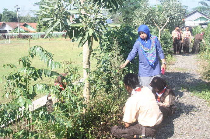 PEMBELAJARAN DI LUAR : Sejumlah peserta didik di salah satu
SMP di Kabupaten Banyumas mengikuti kegiatan pembelajaran di luar kelas, baru-baru ini.(60) (SM/Budi Setiawan)