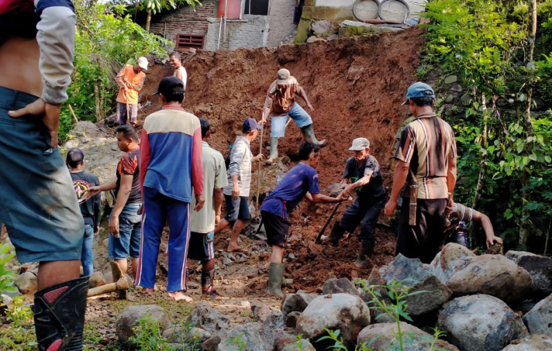 SM/Dok
KERJA BAKTI : Sejumlah warga bekerja bakti dalam penanganan  longsor di Desa Cijati, Kecamatan Kecamatan Cimanggu,
Cilacap, kemarin.(60)