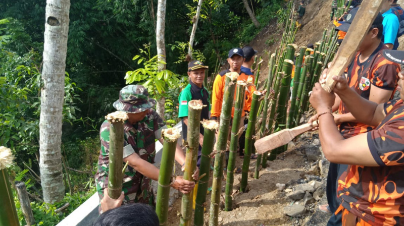 KERJA BAKTI: Sejumlah warga bersama pihak terkait bekerja bakti penanganan longsor di Desa Tayem Timur, Kecamatan Karangpucung, Kabupaten Cilacap, kemarin. (SM/Dok)
