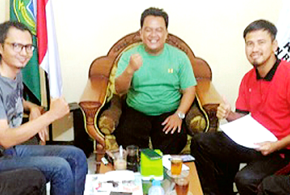 KERJA SAMA: Ketua KONI Banjarnegara, Nurohman Ahong (tengah), saat menemui KKG Banjarnegara membahas arah kerja sama kedua pihak, dalam upaya pemasyarakatan dan peningkatan prestasi. (SM/dok)