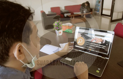 MENGAJAR DARING : Seorang dosen tengah mengajar secara daring dengan
menggunakan aplikasi di IT Telkom Purwokerto, Kawasan Pendidikan Telkom Terpadu
Jalan DI Panjaitan 128 Purwokerto, Senin (16/3).(20) (SM/Dian Aprilianingrum)