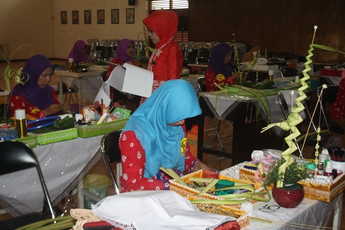 UJI KOMPETENSI : Sejumlah peserta pelatihan dari salah satu LKP
(Lembaga Kursus dan Pelatihan) di Kabupaten Banyumas mengikuti uji
kompetensi rias pengantin, kemarin.(60) (SM/Budi Setiawan)