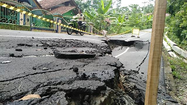 AMBLAS: Diguyur hujan deras semalam, jalan kabupaten Kaliurip-Purwojati di Desa Kaliurip, Kecamatan Purwojati amblas kemarin (5/3).