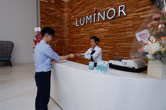MELAYANI TAMU : Karyawan bagian resepsionis Luminor Hotel Purwokerto melayani tamu, kemarin. Hotel tersebut resmi dibuka dan siap memberikan kenyamanan bagi para tamu.  (SM/dok)