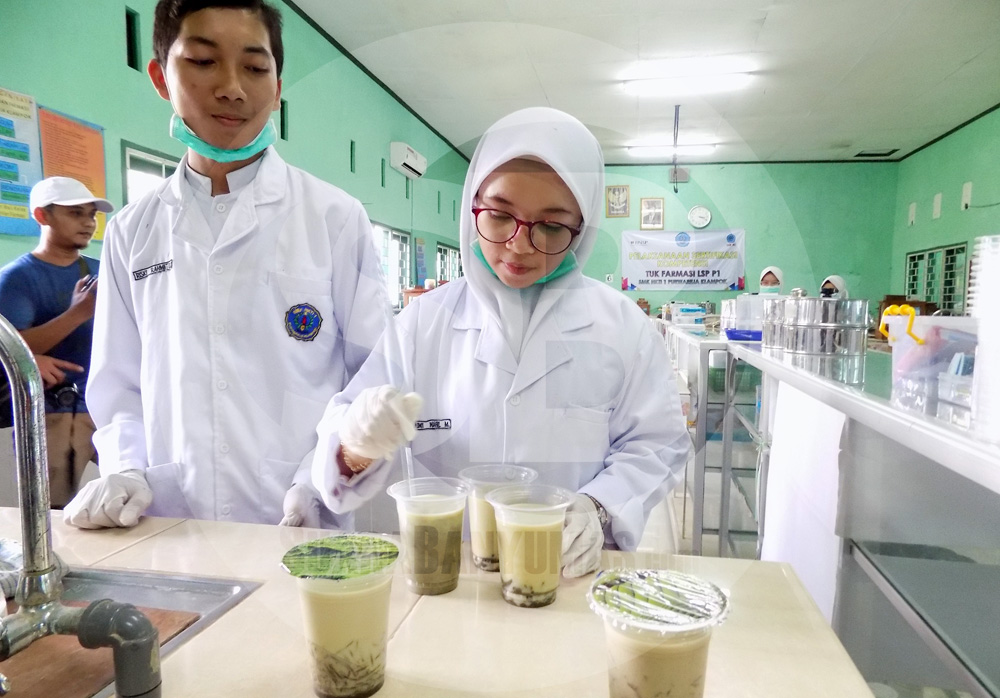 THAI TEA KELOR: Siswa SMK HKTI 1 Purwareja Klampok sedang memproduksi minuman kekinian thai tea dengan campuran daun kelor sebagai sarana untuk memasyarakatkan tanaman jamu kepada masyarakat.(SM/Castro Suwito-60)