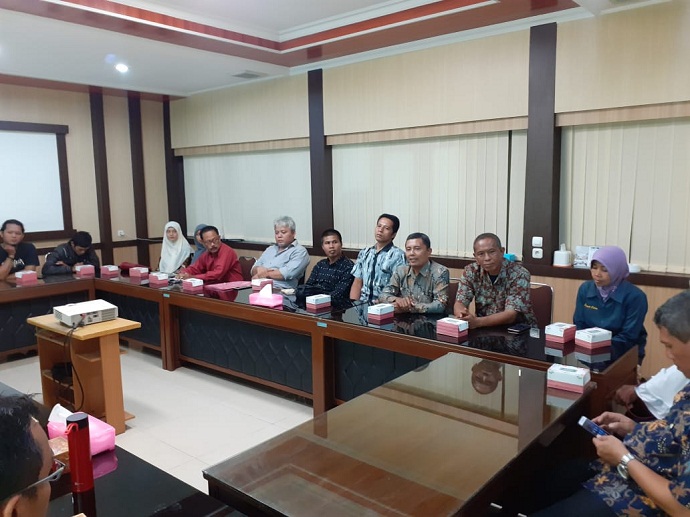 MENGADU KE DPRD: Perwakilan paguyuan e-warung, KPM dan
pemasok untuk program BPNT di Kabupaten Banyumas mengau ke Komisi III DPRD, Kamis lalu.(20) (SM/Agus Wahyudi)
