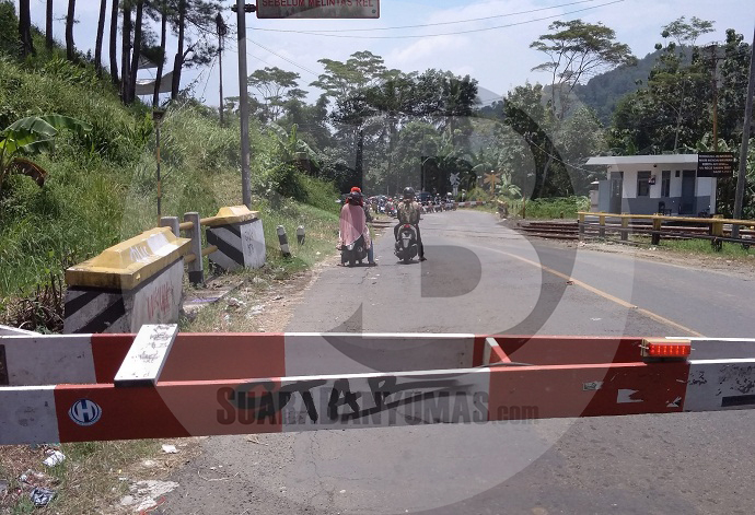 TEROBOS: Pengendara sepeda motor, menerobos palang pintu di Perlintasan Sebidang Rawalo, 
baru-baru ini.  (SM/Gayhul Dhika Wicaksana)