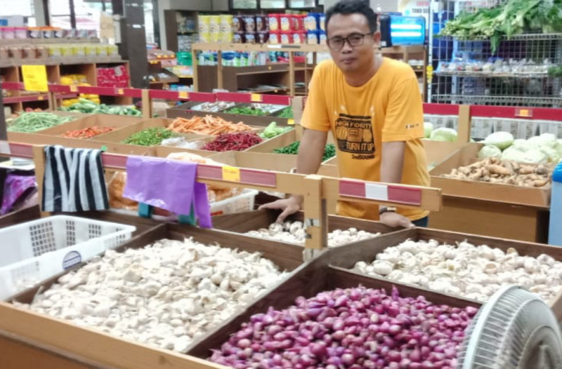 MENJUAL BAWANG : Pedagang menjual bawang di Pasar Majenang, Kabupaten Cilacap, kemarin. (52)