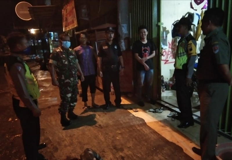 SM/Agus Sukaryanto
PATROLI GABUNGAN : Tim Patroli Gabungan dari Koramil 13/Majenang, Polsek dan Pemerintah Kecamatan Majenang sedang mengingatkan pemilik sebuah toko di Kota Majenang untuk tutup pada pukul 21.00 WIB.(60)