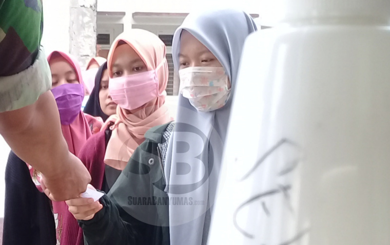 GUNAKAN MASKER : Pekerja mudik menggunakan masker saat hendak mengikuti penyuluhan dan pengecekan suhu tubuh di pendapa  Kecamatan Karangpucung, Kabupaten Cilacap, Rabu (18/3). (SM/Teguh Hidayat Akbar-52)