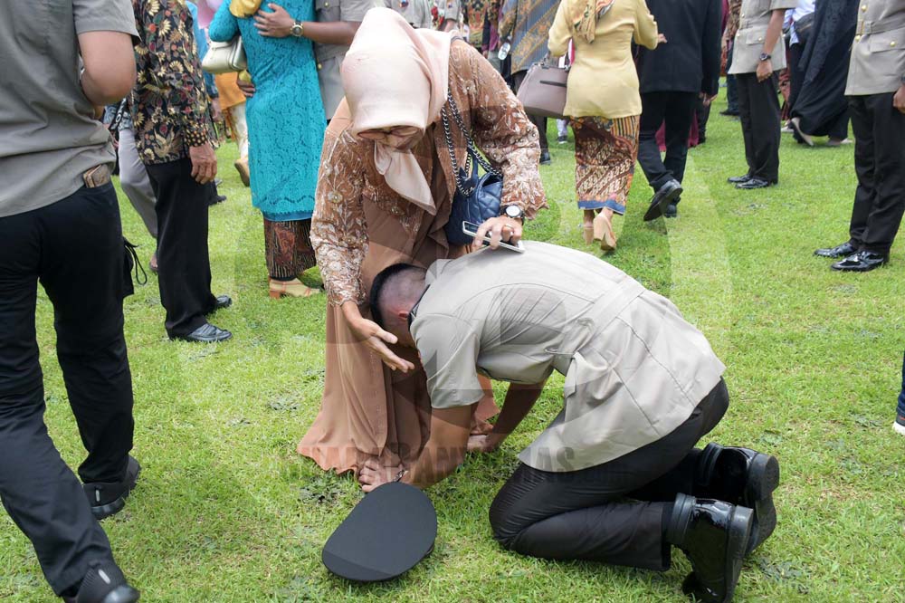 CIUM KAKI: Seorang bintara mencium kaki ibunya usai mengikuti upacara penutupan pendidikan pembentukan bintara polri tahun anggaran 2019/2020, di SPN Purwokerto, Senin (2/3). (SM/Dian Aprilianingrum-20)