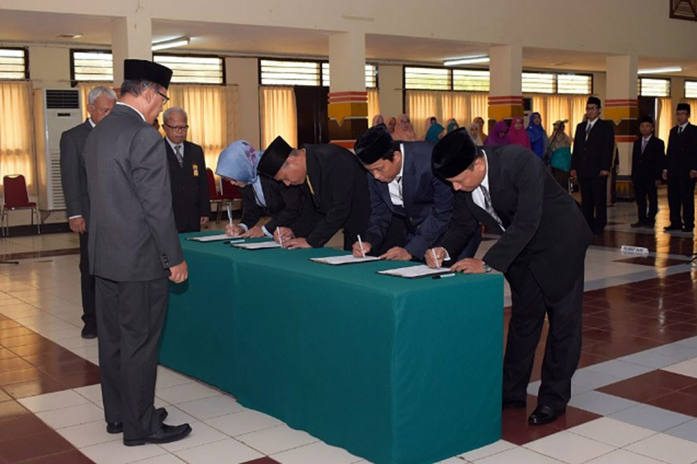 TANDA TANGAN:
Para pejabat yang baru dilantik menandatangani surat keputusan disaksikan Rektor Unsoed Prof Dr Suwarto MS pada pelantikan dan sumpah jabatan di Gedung Soemardjito, Senin (2/3).(SM/dok)