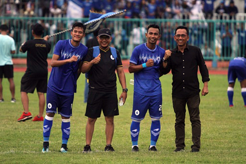 UJI COBA-Pemain bersama Ketua Umum sekaligus Manajer PSCS Bambang Tujiatno (kanan) dari tengah lapangan memberi salam kepada penonton dan suporter, usai uji coba melawan Persib Banding (20/2). (SM/dok)