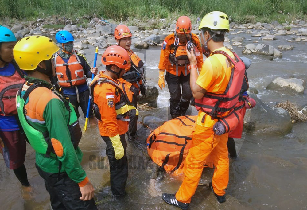 DITEMUKAN: Jasad Kisro yang dilaporkan tenggelam di Sungai Serayu pada Rabu (11/3), ditemukan oleh tim gabungan dalam operasi pencarian Jumat (13/3).(SM/Castro Suwito-52)