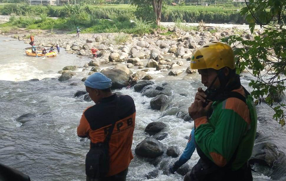 PENCARIAN KORBAN: Tim gabungan melakukan pencarian korban tenggelam di Sungai Serayu dengan menyisir tepi sungai dan menyusuri alur Sungai Serayu, Kamis (12/3).(SM/Castro Suwito-52)