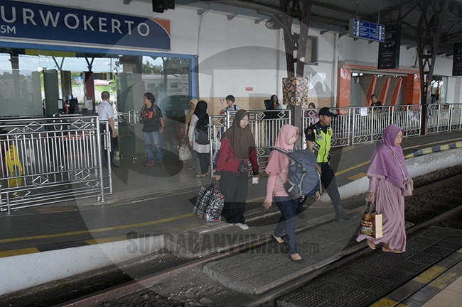 TIKET HABIS : Calon penumpang memasuki peron stasiun Purwokerto, belum lama ini. Tiket kereta api untuk angkutan Lebaran 2020
telah habis terjual.(60) (SM/Dian Aprilianingrum)