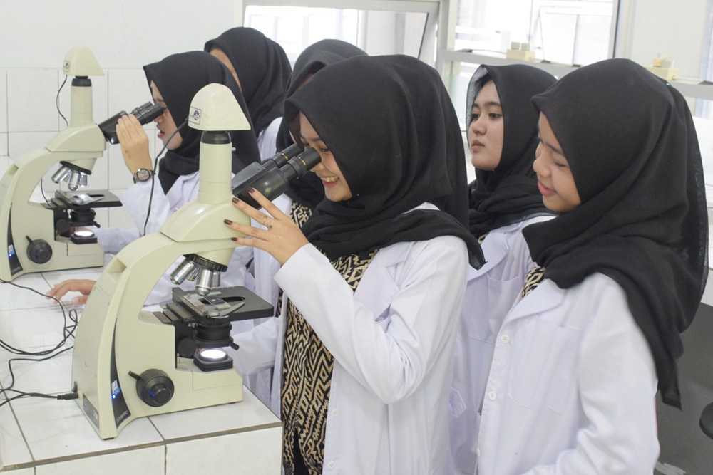 PRAKTIKUM: Sejumlah mahasiswa Prodi Kesehatan Lingkungan Politeknik Banjarnegara mengikuti praktikum di laboratorium. (SM/Dok)