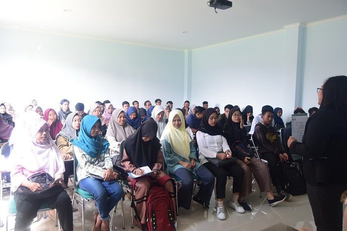 PENJELASAN BEASISWA :Para mahasiswa antusias mendengarkan penjelasan tentang beasiswa di kampus SWU (STMIK Widya
Utama) dari pihak kampus.(60) (SM/dok SWU Purwokerto)