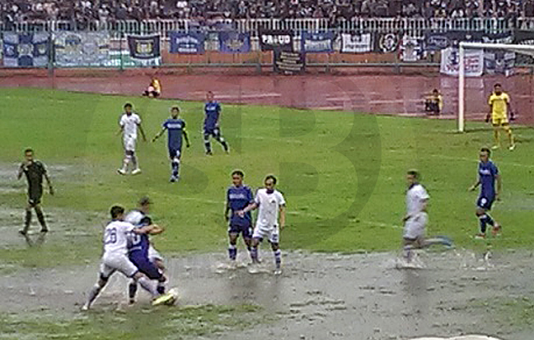 GENANGAN AIR:Karena hujan deras, air menggenang di beberapa bagian lapangan Stadion Wijayakusuma, sehingga pemain kedua tim tak bisa mengembangkan permainan. SM(Budi Hartono-60)