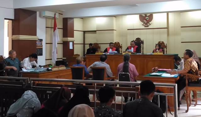 HADIRKAN SAKSI: Sidang gugatan atas aset Yayasan Putera Harapan Banyumas mendengarkan kesasksian sejumlah pihak yang dihadirkan di Pengadilan Negeri Purwokerto, Senin (9/3).