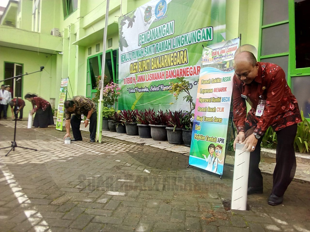 MEMASANG BIOPORI: Sekda Banjarnegara Indarto bersama Direktur dan Manajemen RSUD Anna Lasmanah Banjarnegara memasang biopori di halaman rumah sakit saat pencanangan menuju rumah sakit ramah lingkungan. (SM/Castro Suwito-52)