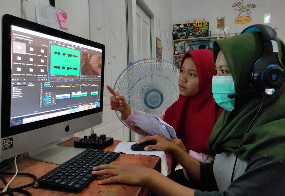 MENGEDIT FILM:
Para siswa PKL mengedit film, di Rumah Belajar Sangkanparan, Cilacap, Jumat (20/3). (SM/dok)