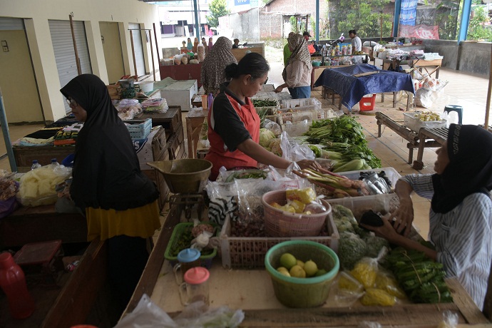 AKTIVITAS BELANJA : Aktivita belanja di Pasar Proliman Purwokerto, beberapa waktu lalu. (SM/Dian Aprilianingrum)
