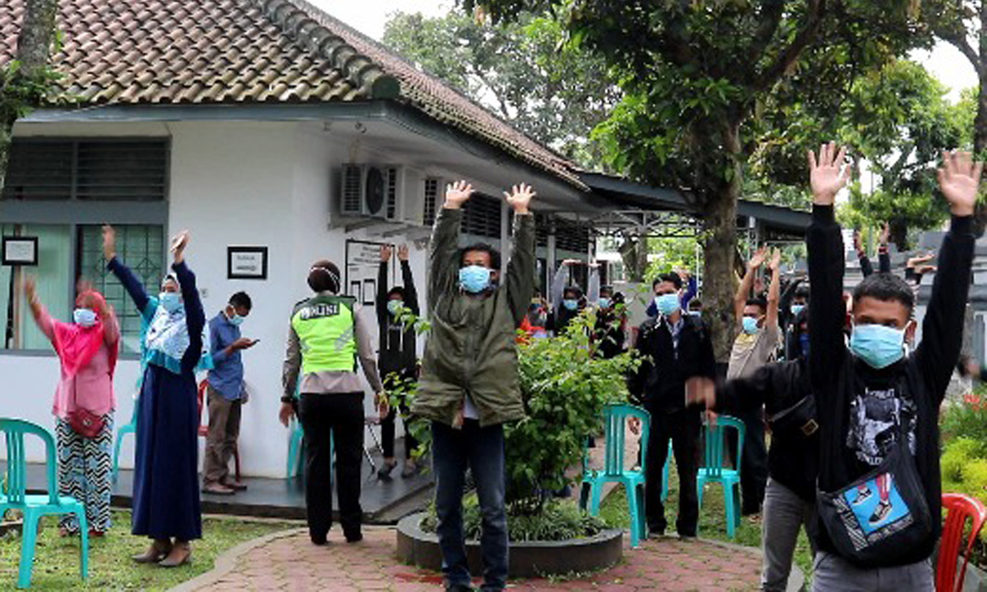 SENAM PAGI: Sejumlah warga yang mengantre di loket pengambilan tilang Kejaksaan Negeri Banjarnegara mengikuti gerakan senam yang dipandu oleh Kapolres Banjarnegara AKBP IGA Dwi P Nugraha.(SM/dok)