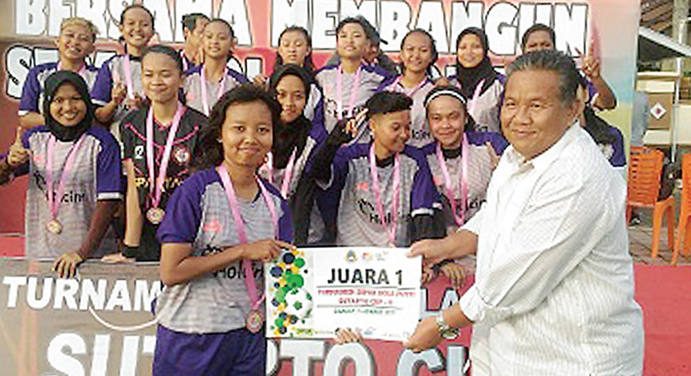 JUARA: Kapten tim putri Spartan menerima hadiah dari Ketua Askab PSSI Cilacap, Wasis, usai final Sutarto Cup, Minggu (8/3).(SM/dok)